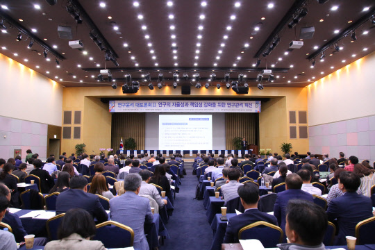 1일 오후 서울 강남구 과학기술회관에서 열린 연구윤리 토론회에서 박상욱 서울대 교수가 대학의 연구행정 선진화 방안에 대해 발표하고 있다. 한국과총 제공